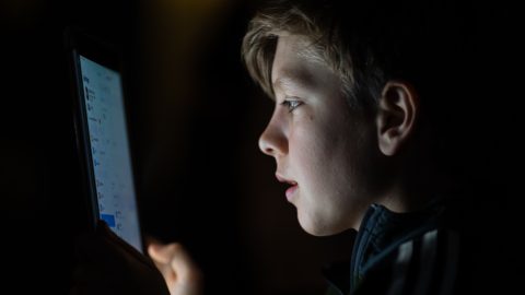 Így kémked utánunk a mobilunk