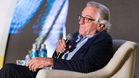 A 80 éves Robert De Niro úgy érzi, minden gondja elillan, ha kilenc hónapos kislányára néz