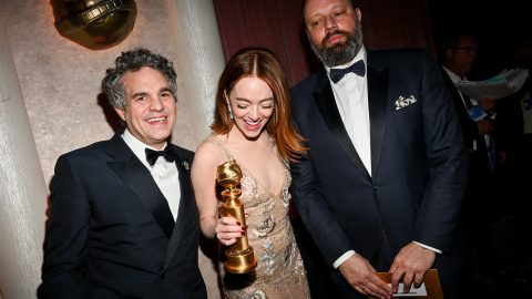 Felkötött karú Pedro Pascal, örömtáncoló Mark Ruffalo és Hollywood sztárpárjai – az idei Golden Globe-gála képekben