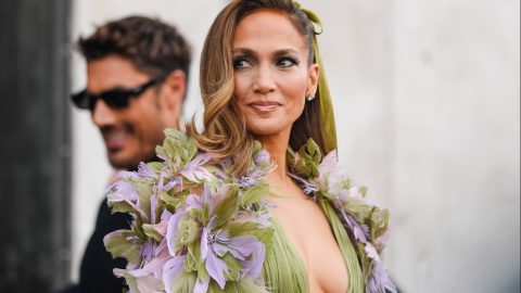 Jennifer Lopez kis híján köldökig kivágott ruhában, talpig virágba öltözve pózolt a fotósoknak Párizsban
