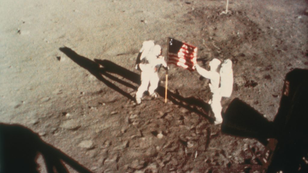 Előbb lépett a Holdra Neil Armstrong, mint tervezték