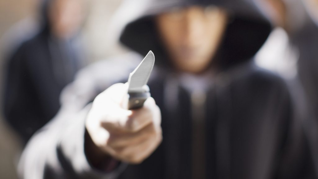 Mégsem huszonéves, mindössze 16 éves fiatal rabolt ki késsel egy idős nőt Komlón