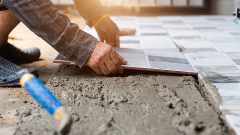 Több tucat helyen vállalt burkolást, majd lelépett külföldre a munkákért átvett 24 millióval
