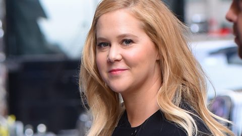 Amy Schumer félmeztelen tükörszelfivel adta követői tudtára, hogy 18 kilós hízása után is jól érzi magát a bőrében
