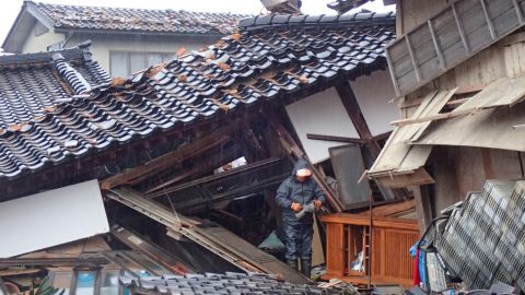 Már száz halottja van a japán földrengésnek