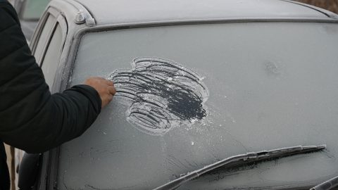 Egy egyszerű trükkel megszabadulhat a szélvédő jegesedésétől