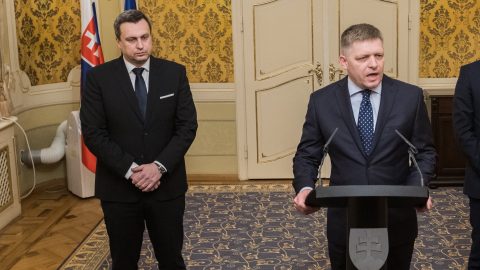 Kidöntött egy oszlopot, majd elmenekült a helyszínről egy szlovák kormánypárti politikus