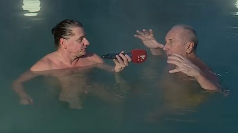 Németh Lajos termálmedencében úszva számolt be arról a Mokka nézőinek, milyen időjárásra számíthatnak