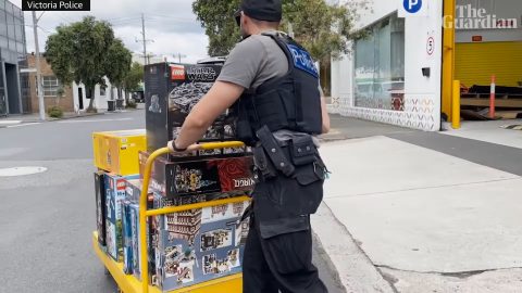 Letartóztattak egy ausztrál drogkereskedőt, az Ezeréves Sólymot is megtalálták nála