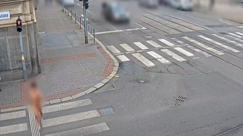 Videón, ahogy egy meztelen nő rohangál Brno belvárosában