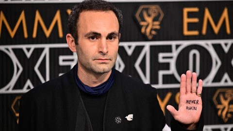 A gázai tűzszünetért tüntetett az Emmy vörös szőnyegén Khalid Abdalla, A korona színésze