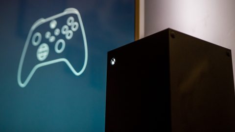 Közel 500 embert vert át az interneten egy csaló