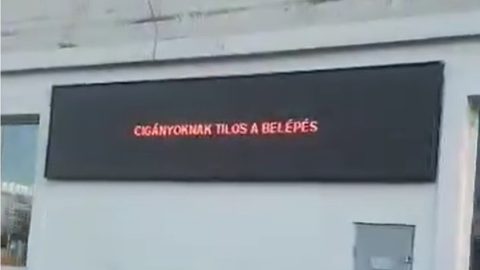 „Cigányoknak tilos a belépés” – jelent meg az üzenet a kecskeméti italdiszkont LED-paneljén 