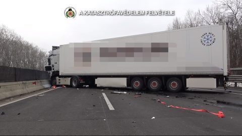 Három kamion ütközött az M0-son, az egyik sofőr meghalt