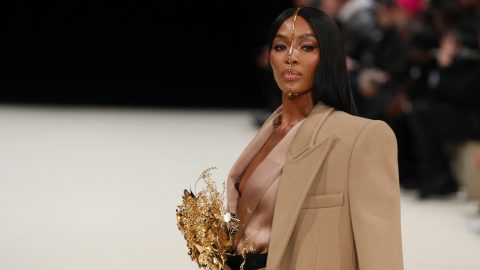 Futurisztikus fejdíszben vonult Naomi Campbell a párizsi divathét egyik bemutatóján