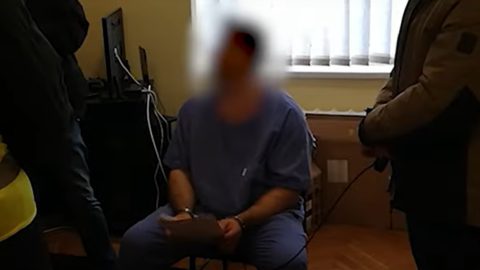 Bilincsben és köpenyben vittek el a munkahelyéről egy főorvost Nyíregyházán – videó