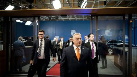 Politico: Akár a „béka segge alá” is küldhetik Orbánt, ha Brüsszelben blokkolja az ukrán pénzeket