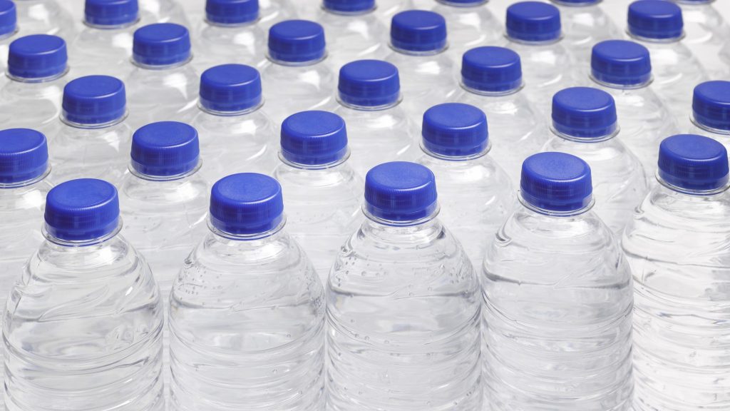Műanyaggal van tele a palackozott víz