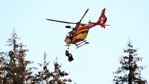 Óriási bukása után mentőhelikopterrel szállították kórházba a világbajnok sízőt