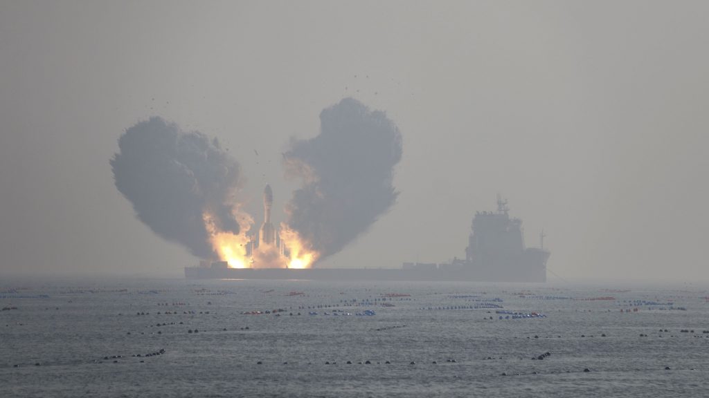 Videó: óriási kínai rakétát bocsátottak fel egy hajóról