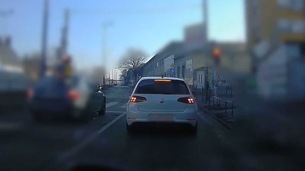 Sportautót vett ajándékba a feleségének, 260 ezer forintos bírság lett a próbaút vége