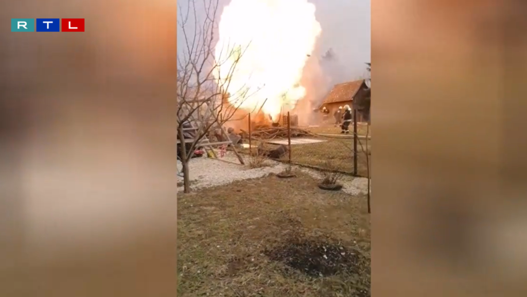 Videó: a tűzoltók mellett robbant fel a gázpalack egy égő házban Tatabányán