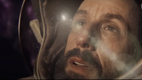 Adam Sandler egy földönkívüli óriáspóktól kap lelki tanácsokat az űrben