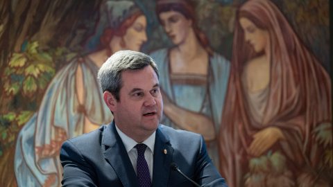 Takács Péter: A munkaerő-közvetítők kizsákmányolták a bérnővéreket