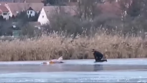 Videón, ahogy Tihanynál kimentik a korcsolyázót, aki alatt beszakadt a jég