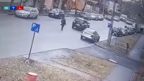 Tolatva gyűrt maga alá egy gyalogost egy terepjáró Tégláson