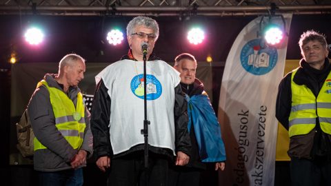 Nem Brüsszel miatt késik a pedagógusbér-emelés – állítja a szakszervezeti vezető