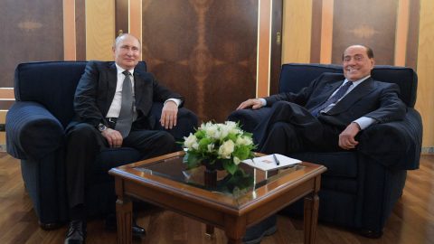 Félmilliárd euróért árulják Berlusconi szardíniai villáját, ahol vezetők sorát látta vendégül
