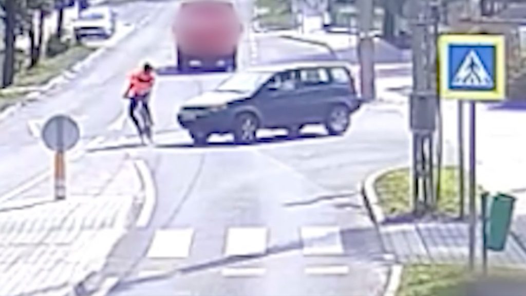 Videón, ahogy elütnek egy kanyarodni akaró bringást Bajon