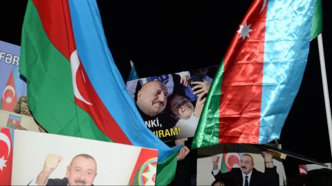 Az exit pollok alapján kiütéses győzelmet aratott Aliyev az előrehozott elnökválasztáson Azerbajdzsánban
