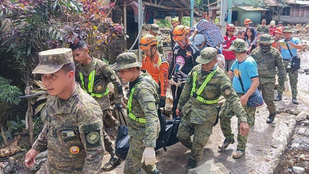 Halálos földcsuszamlás után földrengés sújtotta a Fülöp-szigeteket