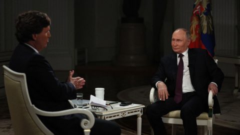 Szürreál a Kremlben – alternatív történelmi tablót festett Putyin Tucker Carlsonnak