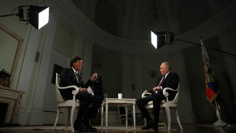 Szavazók burkában, színes sómező és Putyin-simogatás a hét legizgalmasabb képein