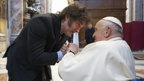 A Vatikánban fogadta Ferenc pápa az őt kommunistázó argentin elnököt