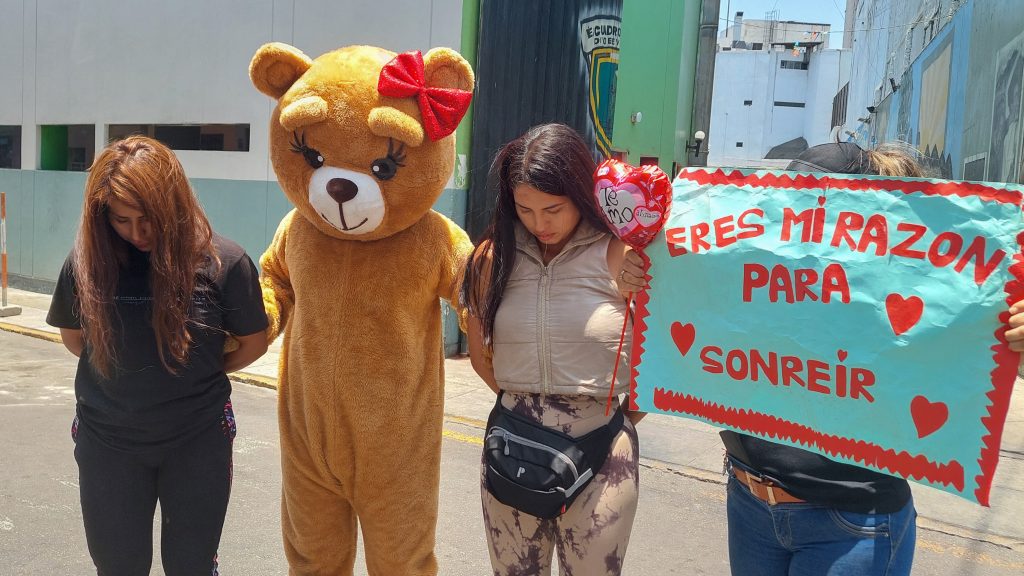 Valentin-nap alkalmából mackónak öltözve csapott le két drogdílerre egy rendőr Peruban – videó