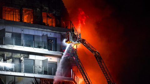 Gyász, gigaszivárvány és tomboló tűz a hét legizgalmasabb képein