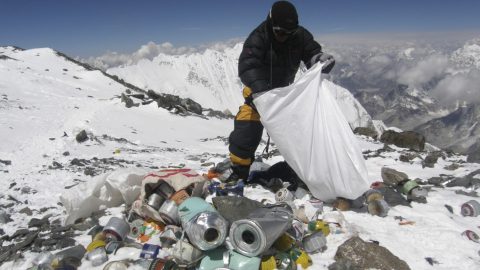 Új rendszabály a Mount Everesten: a hegymászóknak le kell hozniuk az ürüléküket
