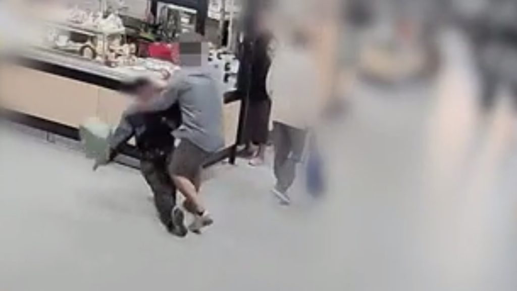 Videón, ahogy a pékség vezetője őrjöngve rátámad egy kenyeret kézzel megfogó nyugdíjasra a pécsi vásárcsarnokban