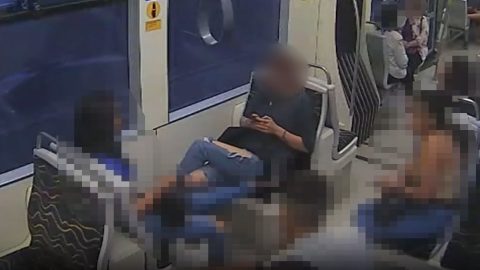 Belekötöttek egy fiatal nőbe a 3-as villamoson az Örsnél, majd ököllel szájba ütötték és letérdeltették – videó