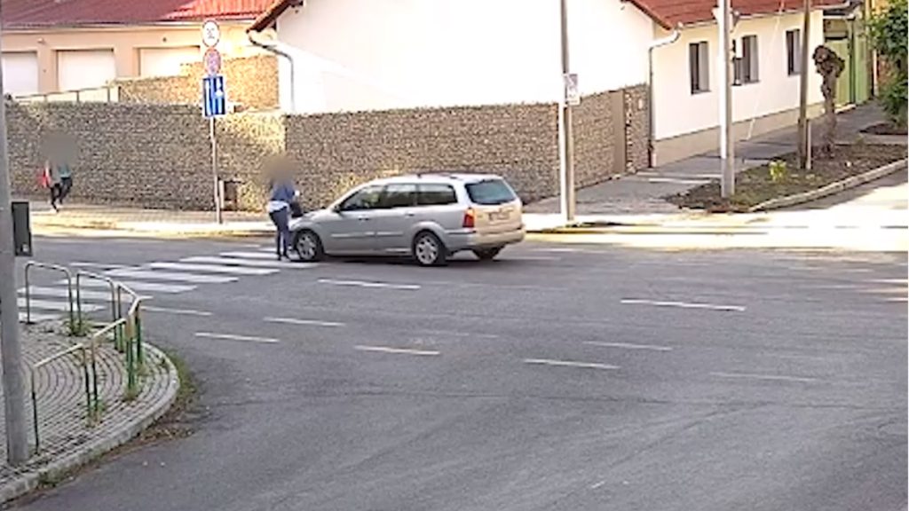 Így ütötte el a zebrán átkelő tinilányt a kaposvári fiú, miután szemébe sütött a nap
