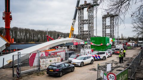 Földre zuhant egy épülő híd eleme Hollandiában, ketten meghaltak