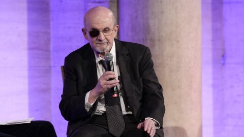 A világpremierrel egyszerre jön magyarul is Salman Rushdie új könyve az ellene elkövetett merényletről