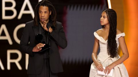 Jay-Z-t 12 éves lánya is elkísérte a Grammy-gálára, aki platformos cipőjében majdnem ugyanolyan magas volt, mint az apja
