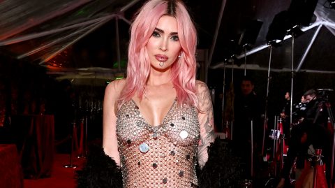 Megan Fox több mint két hónapig nem posztolt Instagramra, most átlátszó láncruhában, pasztellpink hajjal tért vissza
