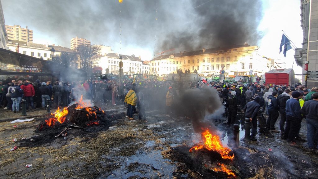 Tüzet gyújtottak és kövekkel dobálták meg az Európai Parlament épületét a tiltakozó gazdák