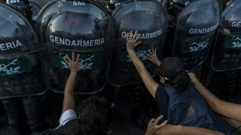 Könnygázzal oszlatták az argentin elnök tervei ellen tiltakozókat